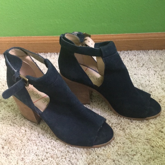 Sole Society Ferris Suede Cutout Ankle Bootie - Picture 3 of 4